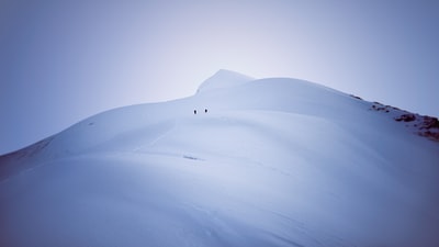 雪山上的人